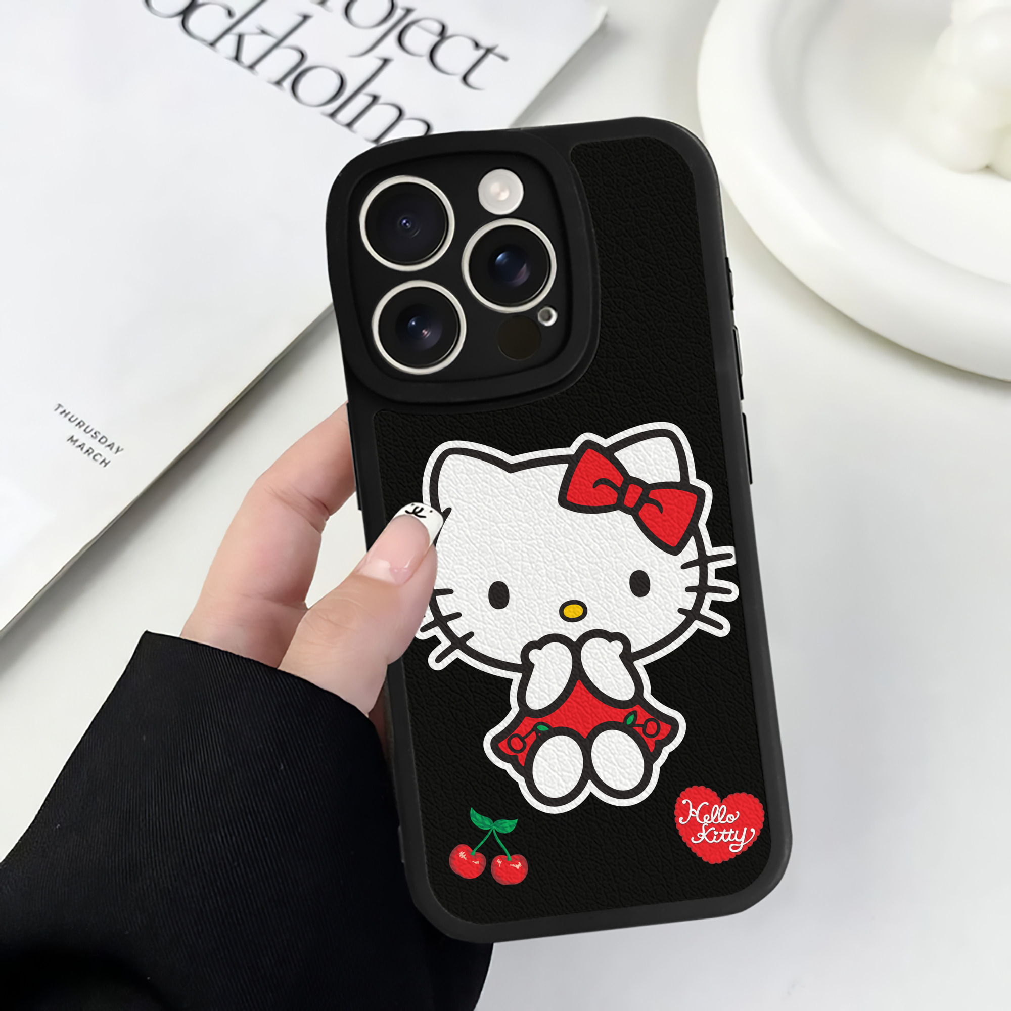 （画像用） Hello Kitty ハローキティ 【iPhone 16シリーズ対応】シリコンスマホケース（レザー調） 材質：シリコン